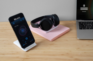 Navigating the Latest Trends in Smartwatches, Headphones, and Tech Accessories