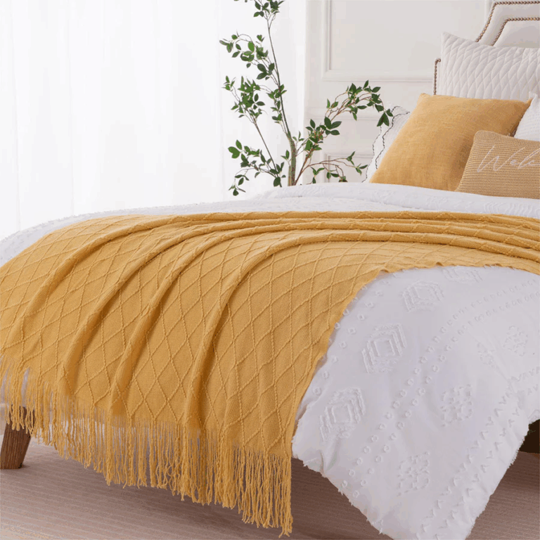 Decorative Throw Blanket: How to Decorate Bed with Style